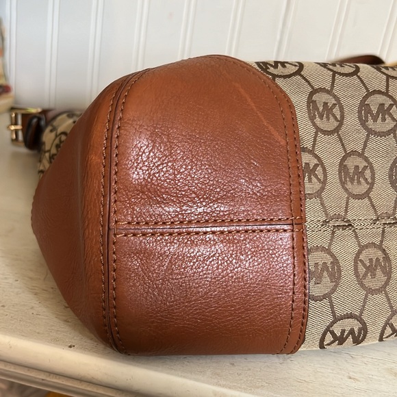 Michael Kors Signature canvas & leather shoulder bag - Picture 7 of 10